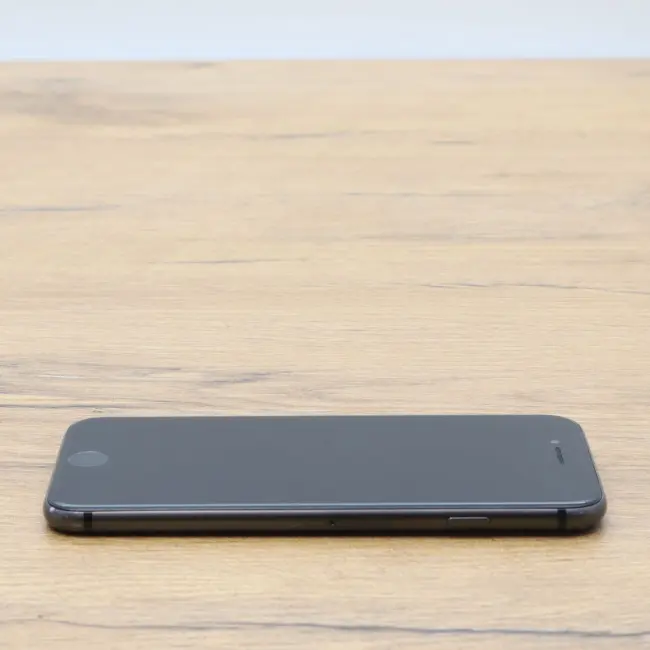 Używany Smartfon Apple Iphone 8 64GB Space Gray  Klasa B idealny do pracy zdalnej, do przeglądania internetu i do nauki