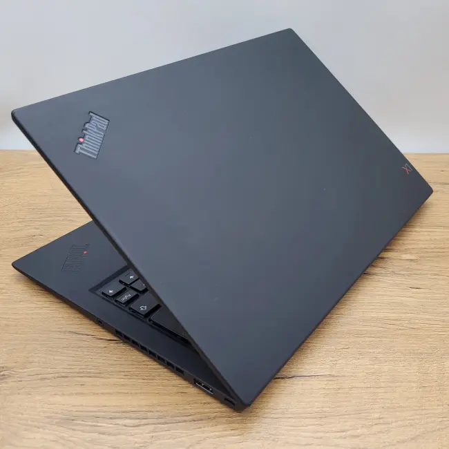 Poleasingowy Laptop Lenovo Thinkpad X1 Carbon 6th Gen Intel Core i7-8650U 8GB RAM 256GB SSD 14 cali Full HD Klasa B idealny do pracy zdalnej, do pracy biurowej i do domu