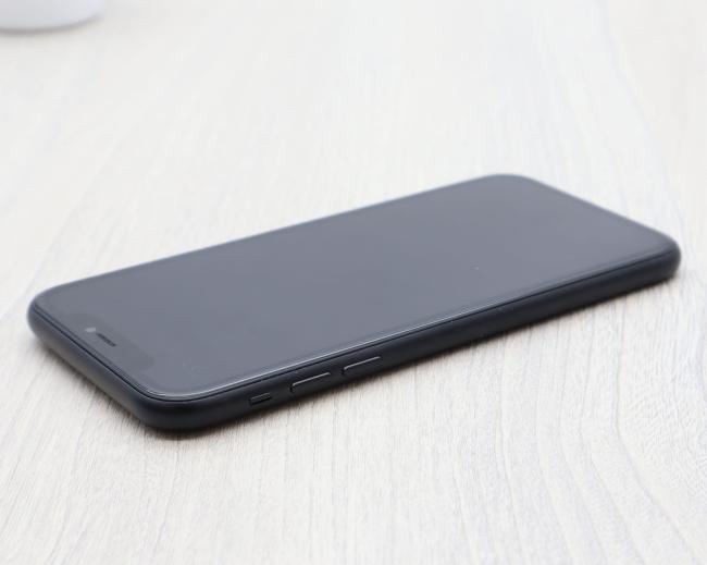 Używany Smartfon Apple iPhone XR 128GB Czarny Klasa B idealny do pracy zdalnej, do przeglądania internetu i do nauki