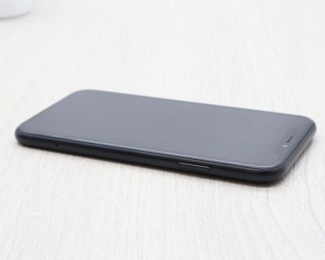 Używany Smartfon Apple iPhone XR 128GB Czarny Klasa B idealny do pracy zdalnej, do pracy biurowej i do domu