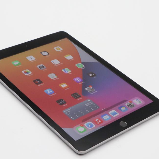 Tani Tablet Apple iPad 6 A1954 Cellular 32GB 9,7 cali Gwiezdna Szarość  Klasa B idealny do pracy zdalnej, do przeglądania internetu i do nauki
