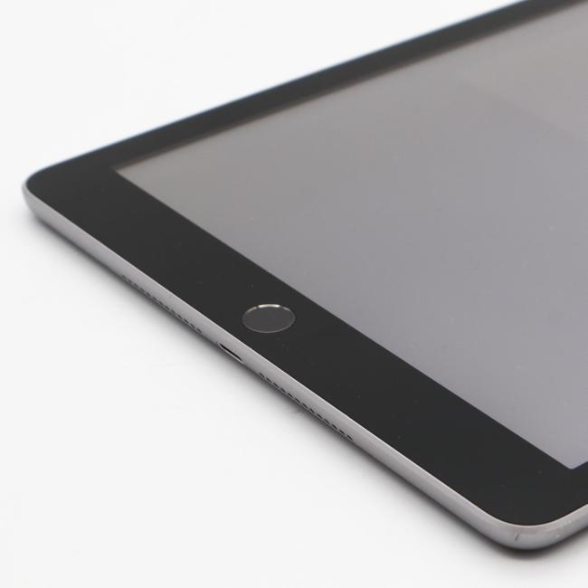 Używany Tablet Apple iPad 6 A1954 Cellular 32GB 9,7 cali Gwiezdna Szarość  Klasa B idealny do pracy zdalnej, do przeglądania internetu i do nauki