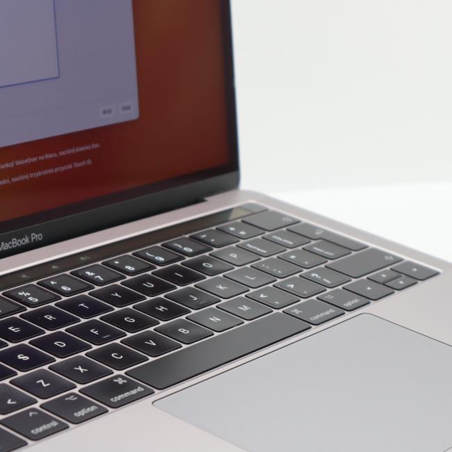 Poleasingowy Laptop Apple Macbook Pro A1706 2017 Intel Core i5-7267U 8GB RAM 256GB SSD 13,3 cali Space Gray Klasa B idealny do pracy zdalnej, do przeglądania internetu i do nauki