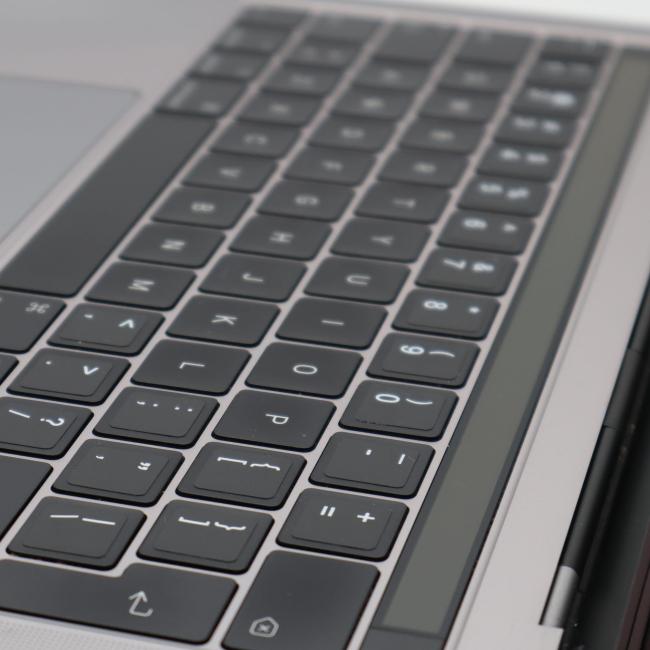 Poleasingowy Laptop Apple Macbook Pro A1706 2017 Intel Core i5-7267U 8GB RAM 256GB SSD 13,3 cali Space Gray Klasa B idealny do pracy zdalnej, do pracy biurowej i do domu