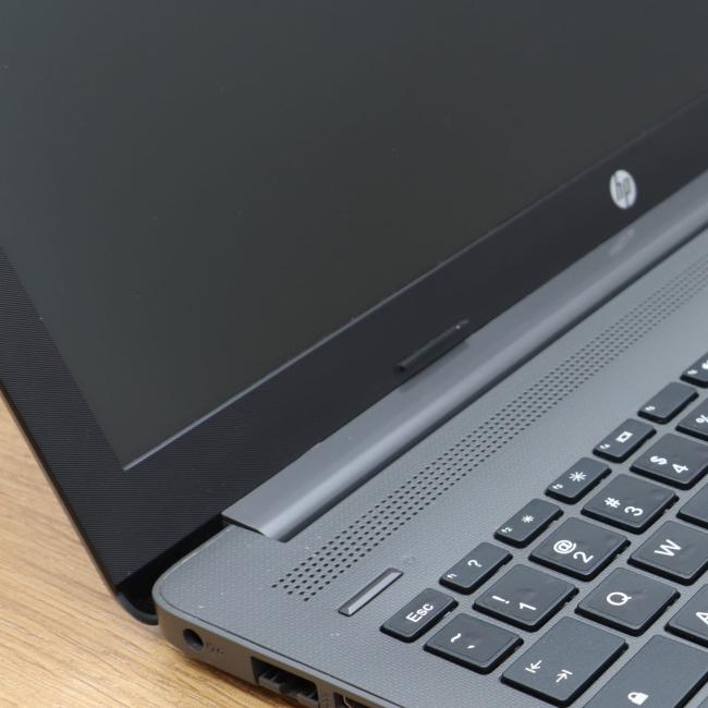 Tani Laptop HP 250 G7 Intel Core i3-7020U 8GB RAM 256GB SSD 15,6 cali HD Klasa C idealny do pracy zdalnej, do pracy biurowej i do domu