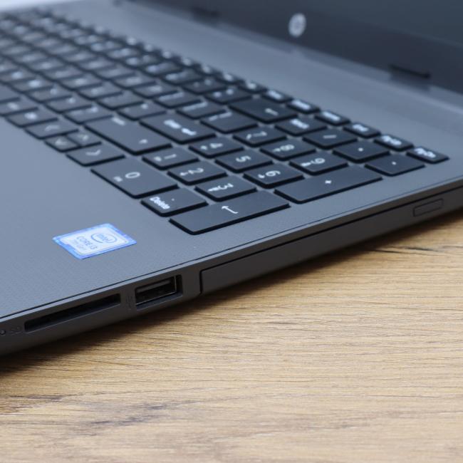 Tani Laptop HP 250 G7 Intel Core i3-7020U 8GB RAM 256GB SSD 15,6 cali HD Klasa C idealny do pracy zdalnej, do przeglądania internetu i do nauki