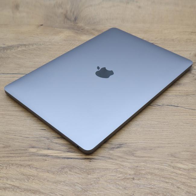 Poleasingowy Laptop Apple Macbook Pro A2338 2022 M2 16GB RAM 512GB SSD 13,3 cali  Space Gray Klasa A idealny do pracy zdalnej, do pracy biurowej i do domu