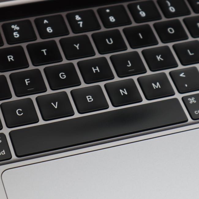 Tani Laptop Apple Macbook Pro A2338 2022 M2 16GB RAM 512GB SSD 13,3 cali  Space Gray Klasa A idealny do pracy zdalnej, do przeglądania internetu i do nauki