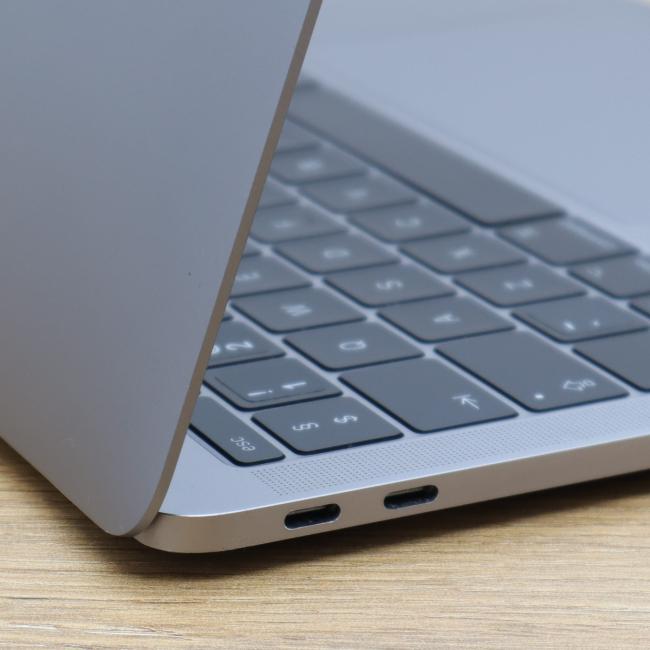 Używany Laptop Apple Macbook Pro A1708 Intel Core i5-7360U 8GB RAM 128GB SSD 13,3 cali Space Gray Klasa B idealny do pracy zdalnej, do pracy biurowej i do domu