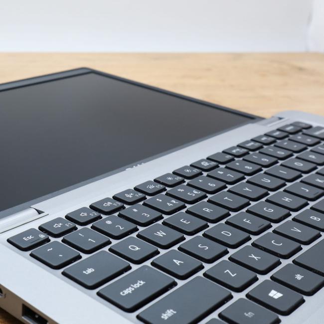 Tani Laptop Dell Latitude 5320   Intel Core i7-1185G7 16GB RAM 256GB NVMe Full HD 13,3 cali Klasa B idealny do pracy zdalnej, do przeglądania internetu i do nauki