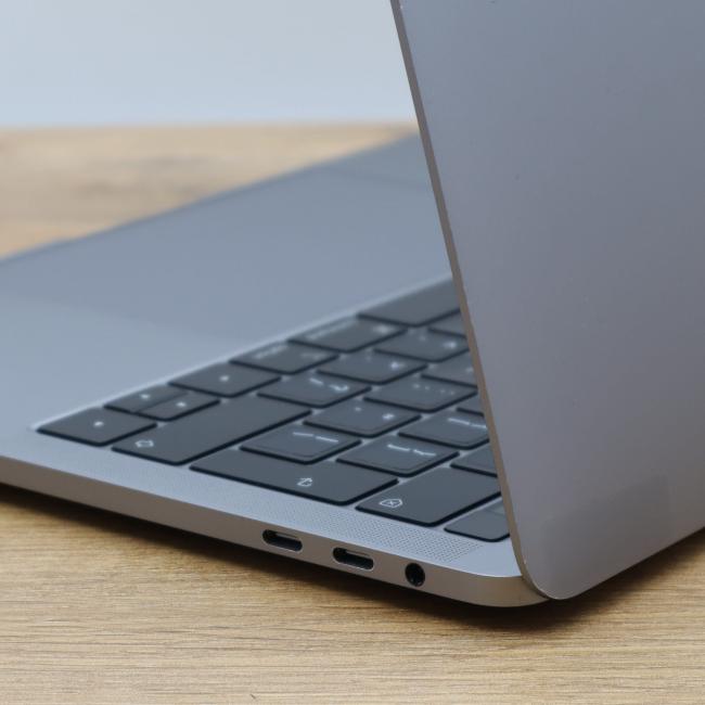 Poleasingowy Laptop Apple Macbook Pro 2019 A1989 Intel Core i7-8559U 16GB RAM 512GB SSD 13,3 cali Space Gray Klasa B idealny do pracy zdalnej, do przeglądania internetu i do nauki