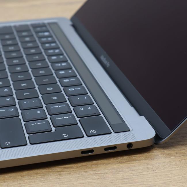 Używany Laptop Apple Macbook Pro 2019 A1989 Intel Core i7-8559U 16GB RAM 512GB SSD 13,3 cali Space Gray Klasa B idealny do pracy zdalnej, do przeglądania internetu i do nauki