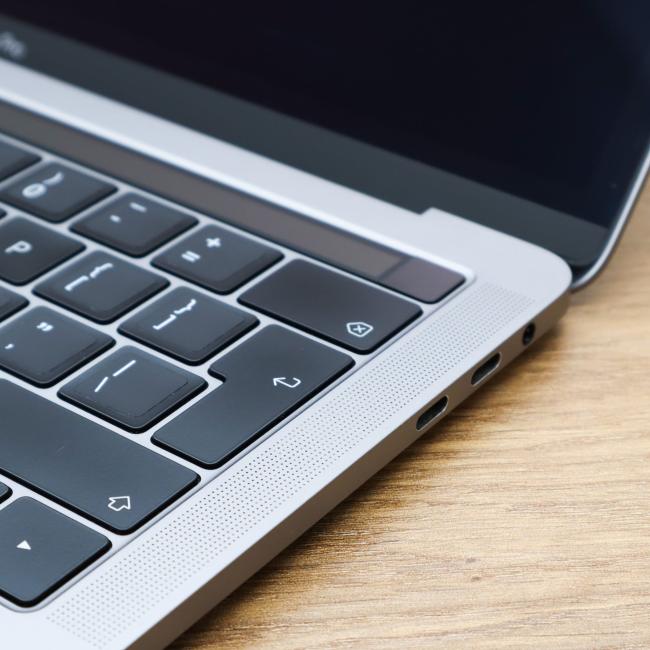 Tani Laptop Apple Macbook Pro 2019 A1989 Intel Core i7-8559U 16GB RAM 512GB SSD 13,3 cali Space Gray Klasa B idealny do pracy zdalnej, do przeglądania internetu i do nauki