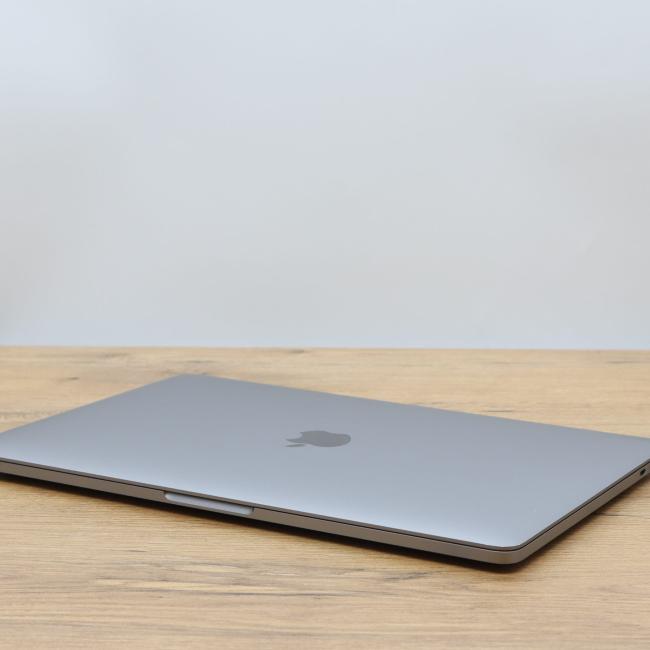 Poleasingowy Laptop Apple Macbook Pro 2019 A1989 Intel Core i7-8559U 16GB RAM 512GB SSD 13,3 cali Space Gray Klasa B idealny do pracy zdalnej, do przeglądania internetu i do nauki