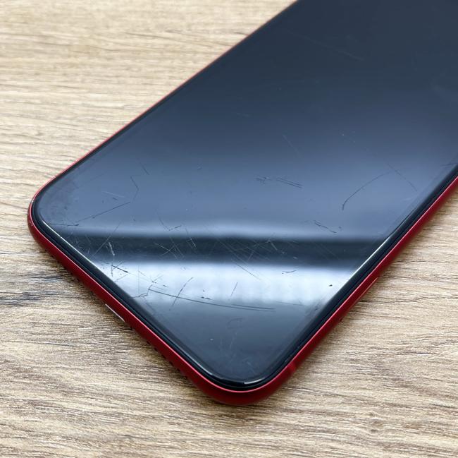 Używany Smartfon Apple iPhone 11 64 GB Czerwony Klasa B idealny do pracy zdalnej, do pracy biurowej i do domu