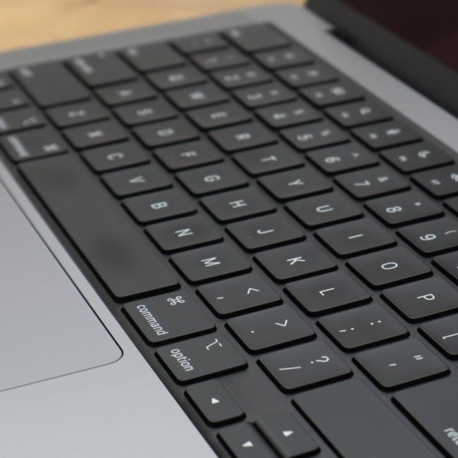 Poleasingowy Laptop Apple Macbook Pro A2442 2021 M1 Pro 32GB RAM 512GB SSD 14 cali Space Gray Klasa A idealny do pracy zdalnej, do pracy biurowej i do domu