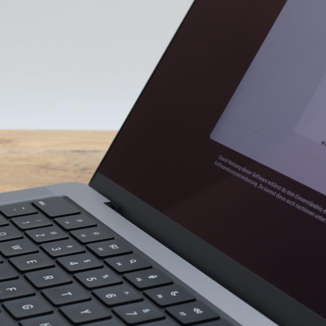 Używany Laptop Apple Macbook Pro A2442 2021 M1 Pro 32GB RAM 512GB SSD 14 cali Space Gray Klasa A idealny do pracy zdalnej, do przeglądania internetu i do nauki