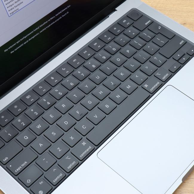 Używany Laptop Apple Macbook Pro A2442 2021 M1 Pro 16GB RAM 1TB SSD 14 cali Space Gray Klasa B idealny do pracy zdalnej, do przeglądania internetu i do nauki