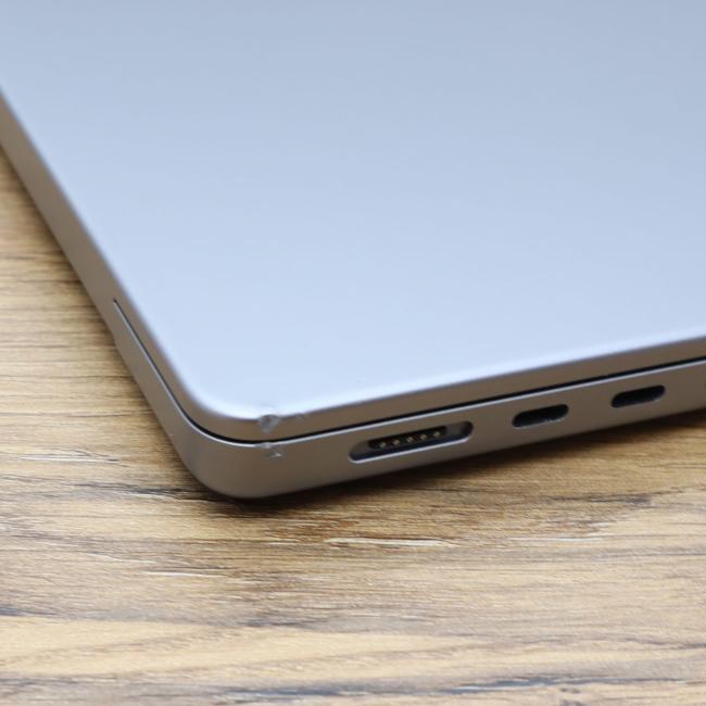 Tani Laptop Apple Macbook Pro A2442 2021 M1 Pro 16GB RAM 1TB SSD 14 cali Space Gray Klasa B idealny do pracy zdalnej, do pracy biurowej i do domu