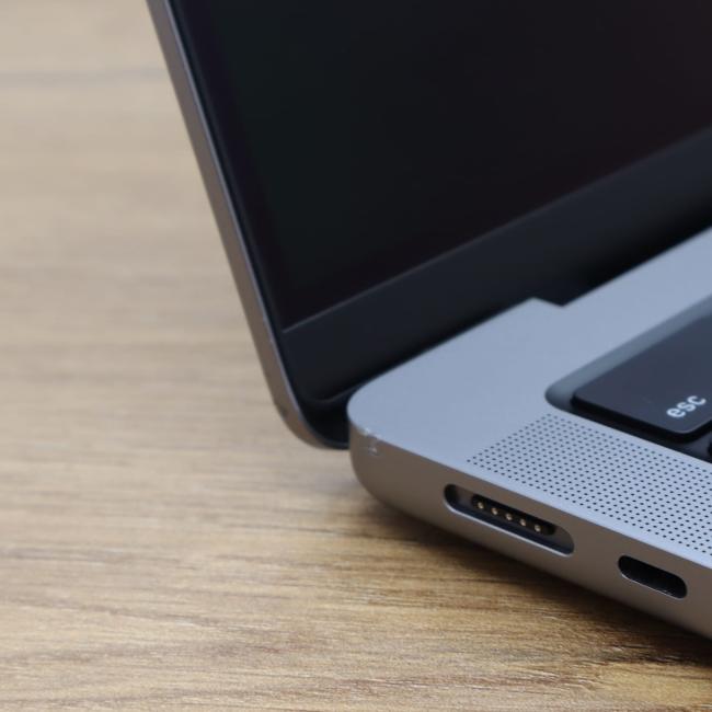 Poleasingowy Laptop Apple Macbook Pro A2442 2021 M1 Pro 16GB RAM 1TB SSD 14 cali Space Gray Klasa B idealny do pracy zdalnej, do przeglądania internetu i do nauki