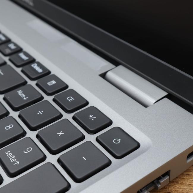 Tani Laptop Dell Latitude 5520  Intel Core i5-1145G7  8GB  256GB  Klasa B idealny do pracy zdalnej, do pracy biurowej i do domu