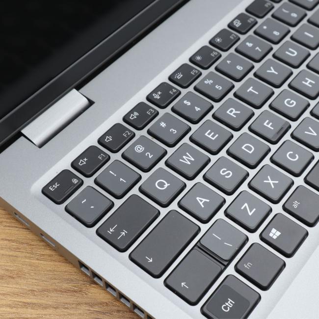 Używany Laptop Dell Latitude 5520  Intel Core i5-1145G7  8GB  256GB  Klasa B idealny do pracy zdalnej, do przeglądania internetu i do nauki