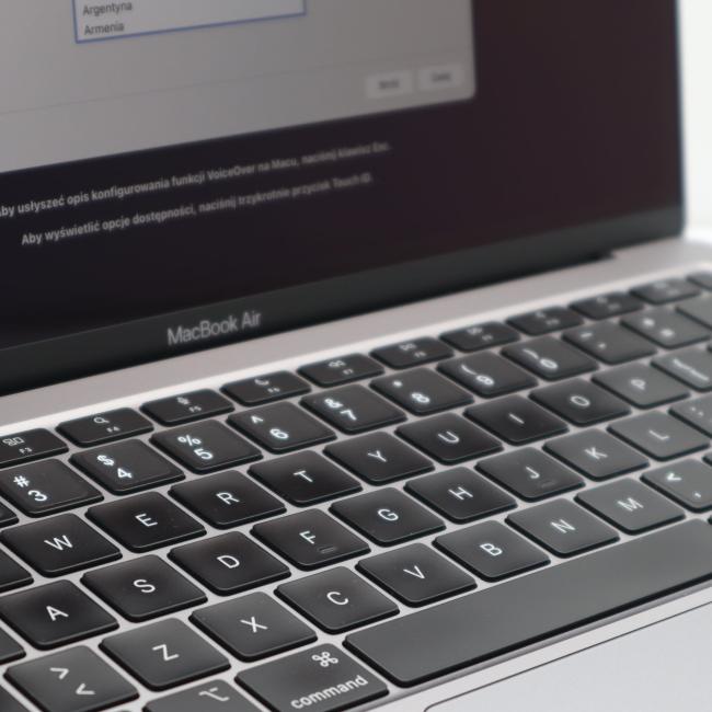 Używany Laptop Apple Macbook Air A2179 2020 Intel Core i5-1030NG7 8GB RAM 512GB SSD 13,3 cali Space Gray Klasa B idealny do pracy zdalnej, do pracy biurowej i do domu