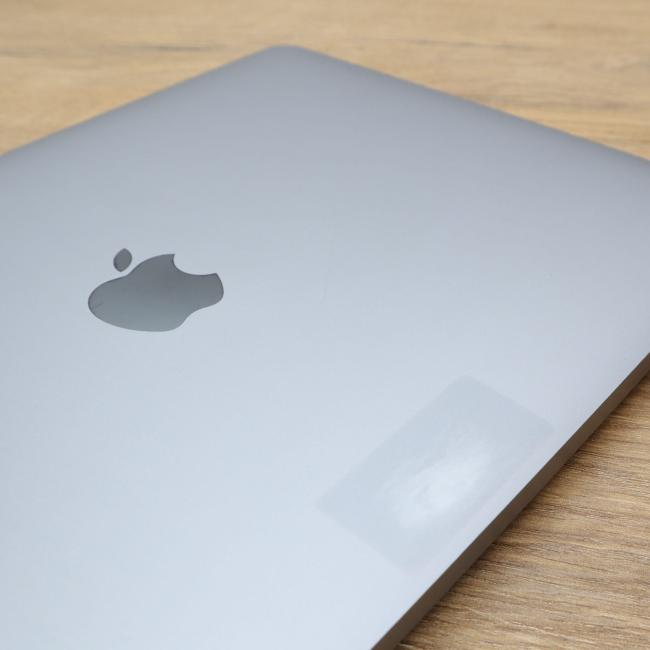 Używany Laptop Apple Macbook Air A2179 2020 Intel Core i5-1030NG7 8GB RAM 512GB SSD 13,3 cali Space Gray Klasa B idealny do pracy zdalnej, do przeglądania internetu i do nauki