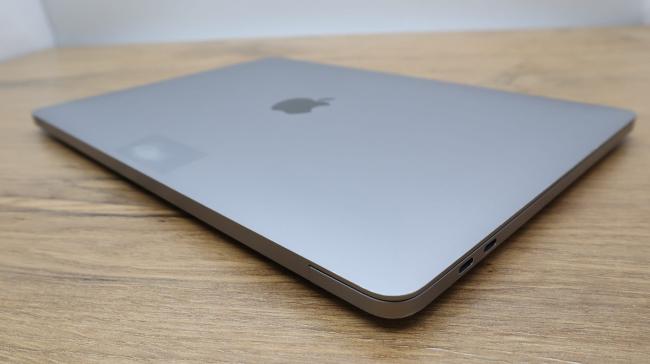 Poleasingowy Laptop Apple Macbook Air A2179 2020 Intel Core i5-1030NG7 8GB RAM 512GB SSD 13,3 cali Space Gray Klasa B idealny do pracy zdalnej, do przeglądania internetu i do nauki