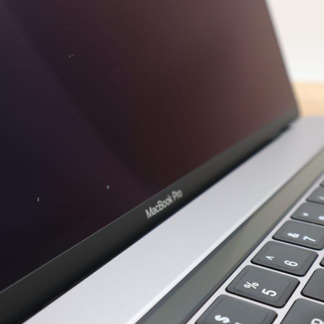 Poleasingowy Laptop Apple Macbook Pro 2018 A1990 Intel Core i9-8950HK 16GB RAM 512GB SSD 15.4 cali AMD Radeon Pro 560X Klasa B idealny do pracy zdalnej, do przeglądania internetu i do nauki