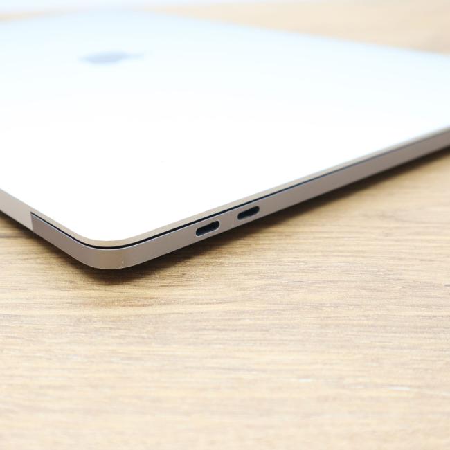 Używany Laptop Apple Macbook Pro 2018 A1990 Intel Core i9-8950HK 16GB RAM 512GB SSD 15.4 cali AMD Radeon Pro 560X Klasa B idealny do pracy zdalnej, do przeglądania internetu i do nauki