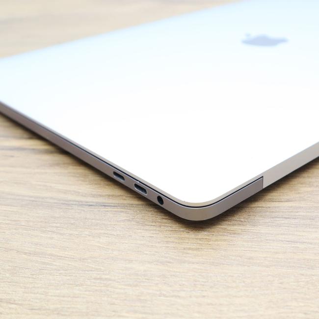 Używany Laptop Apple Macbook Pro 2018 A1990 Intel Core i9-8950HK 16GB RAM 512GB SSD 15.4 cali AMD Radeon Pro 560X Klasa B idealny do pracy zdalnej, do pracy biurowej i do domu