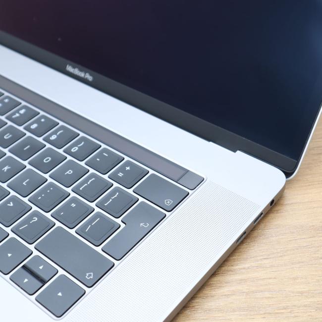 Poleasingowy Laptop Apple Macbook Pro 2018 A1990 Intel Core i9-8950HK 16GB RAM 512GB SSD 15.4 cali AMD Radeon Pro 560X Klasa B idealny do pracy zdalnej, do przeglądania internetu i do nauki