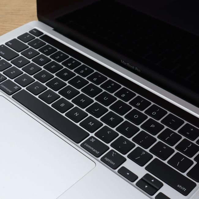 Tani Laptop Apple MacBook Pro A2289 2020 Intel Core i5-8257U 16GB RAM 512GB NVMe 13,3 cali Silver Klasa A idealny do pracy zdalnej, do pracy biurowej i do domu