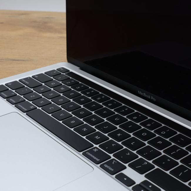 Poleasingowy Laptop Apple MacBook Pro A2289 2020 Intel Core i5-8257U 16GB RAM 512GB NVMe 13,3 cali Silver Klasa A idealny do pracy zdalnej, do przeglądania internetu i do nauki