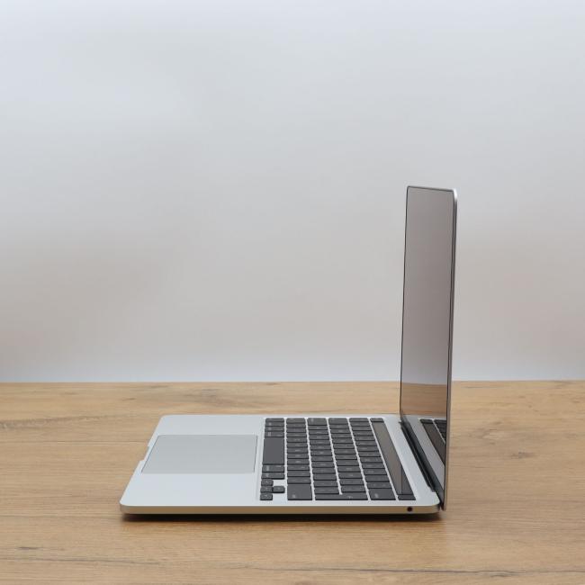 Używany Laptop Apple MacBook Pro A2289 2020 Intel Core i5-8257U 16GB RAM 512GB NVMe 13,3 cali Silver Klasa A idealny do pracy zdalnej, do pracy biurowej i do domu