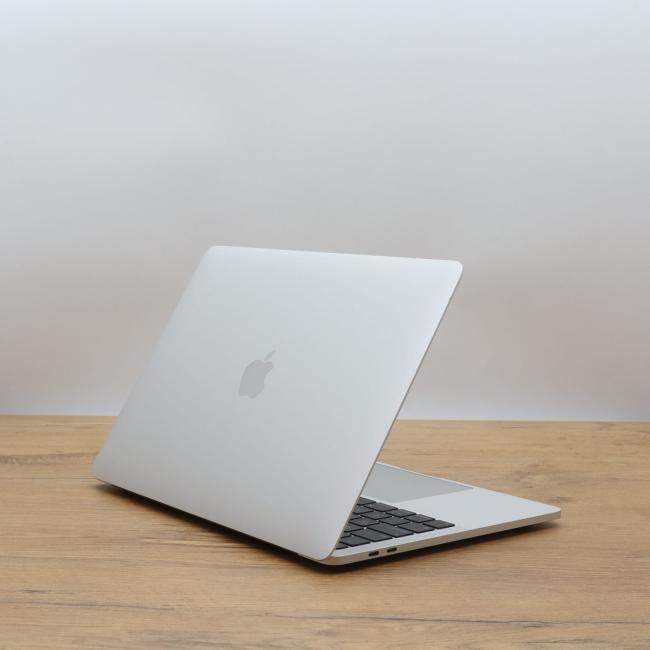 Tani Laptop Apple MacBook Pro A2289 2020 Intel Core i5-8257U 16GB RAM 512GB NVMe 13,3 cali Silver Klasa A idealny do pracy zdalnej, do przeglądania internetu i do nauki
