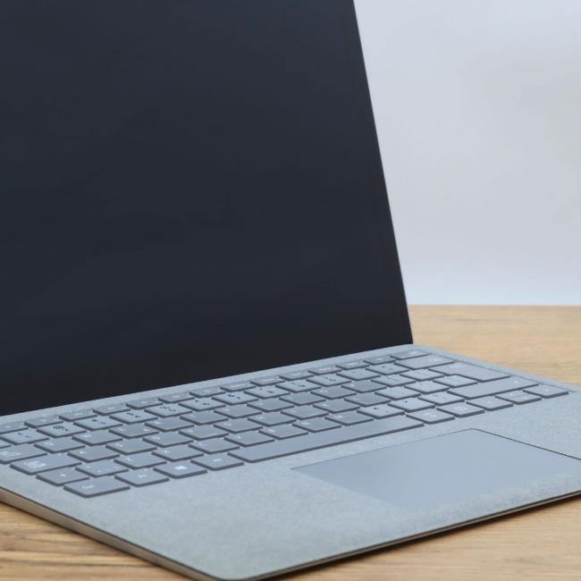 Używany Laptop Microsoft Surface 1769 GEN.2 Intel Core i7-8650U 8GB RAM 256GB SSD 13,5 cali Dotyk  Klasa B idealny do pracy zdalnej, do przeglądania internetu i do nauki