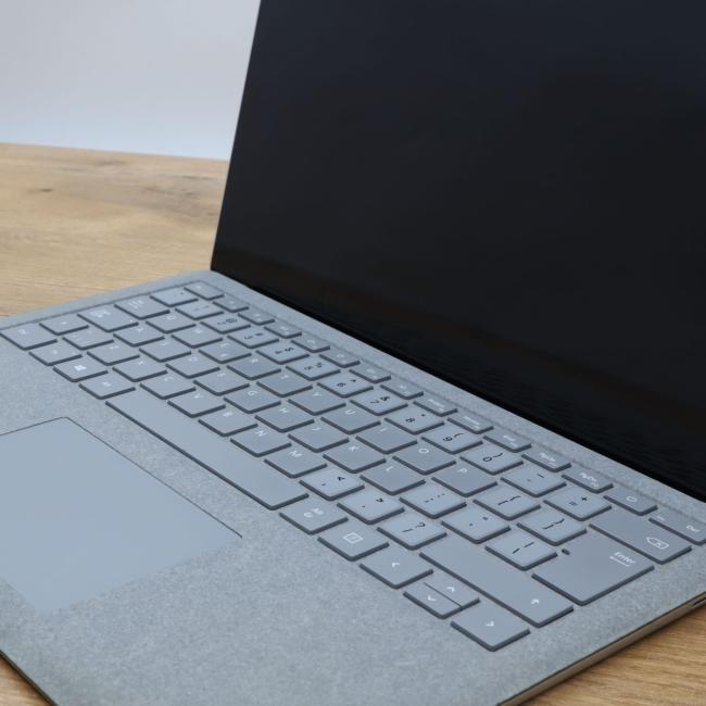 Używany Laptop Microsoft Surface 1769 GEN.2 Intel Core i7-8650U 8GB RAM 256GB SSD 13,5 cali Dotyk  Klasa B idealny do pracy zdalnej, do pracy biurowej i do domu