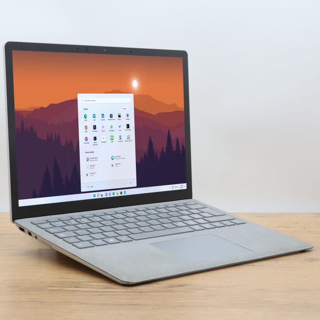 Poleasingowy Laptop Microsoft Surface 1769 GEN.2 Intel Core i7-8650U 8GB RAM 256GB SSD 13,5 cali Dotyk  Klasa B idealny do pracy zdalnej, do pracy biurowej i do domu