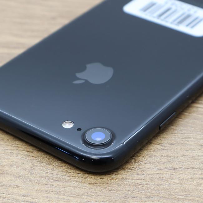 Używany Smartfon Apple Iphone 7 32GB Czarny Klasa A idealny do pracy zdalnej, do przeglądania internetu i do nauki