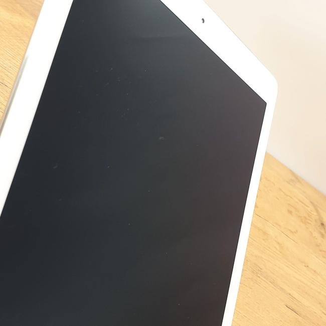 Poleasingowy Apple iPad Pro 9,7 cali A1673 A9X Silver 32GB Klasa B idealny do pracy zdalnej, do pracy biurowej i do domu