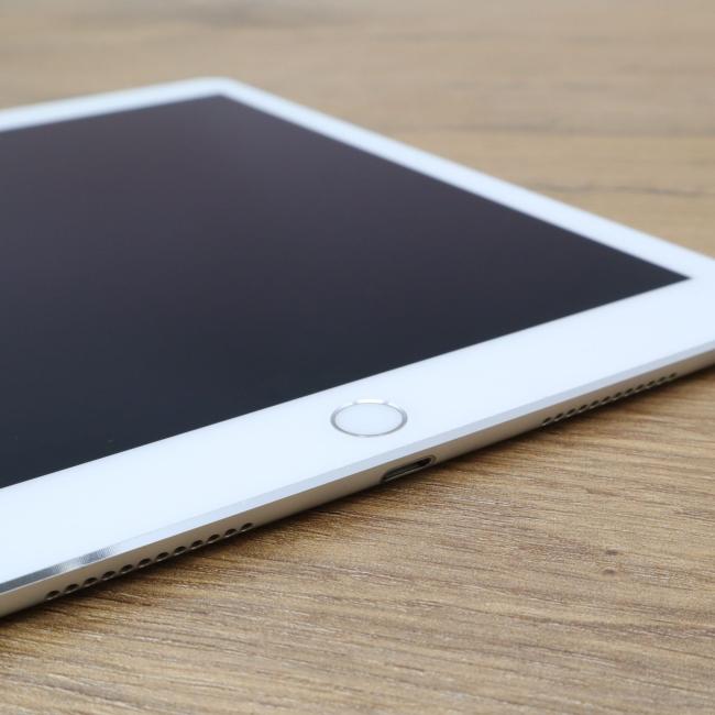 Używany Apple iPad Pro 9,7 cali A1673 A9X Silver 32GB Klasa B idealny do pracy zdalnej, do pracy biurowej i do domu