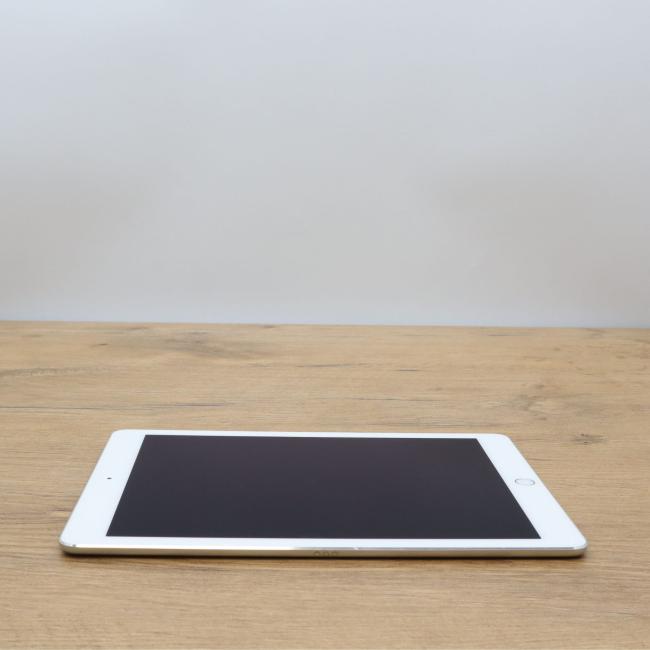 Tani Apple iPad Pro 9,7 cali A1673 A9X Silver 32GB Klasa B idealny do pracy zdalnej, do przeglądania internetu i do nauki