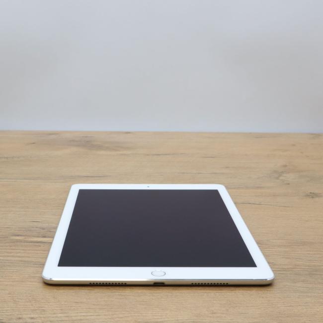 Poleasingowy Apple iPad Pro 9,7 cali A1673 A9X Silver 32GB Klasa B idealny do pracy zdalnej, do przeglądania internetu i do nauki