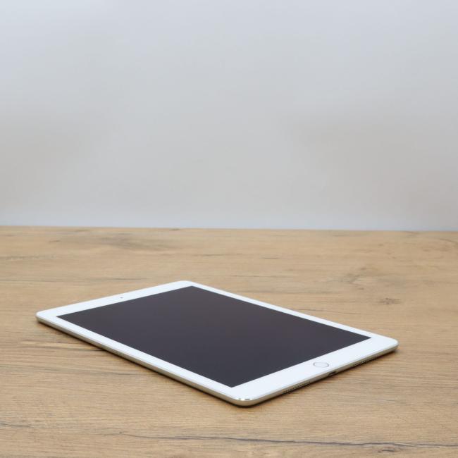 Używany Apple iPad Pro 9,7 cali A1673 A9X Silver 32GB Klasa B idealny do pracy zdalnej, do przeglądania internetu i do nauki