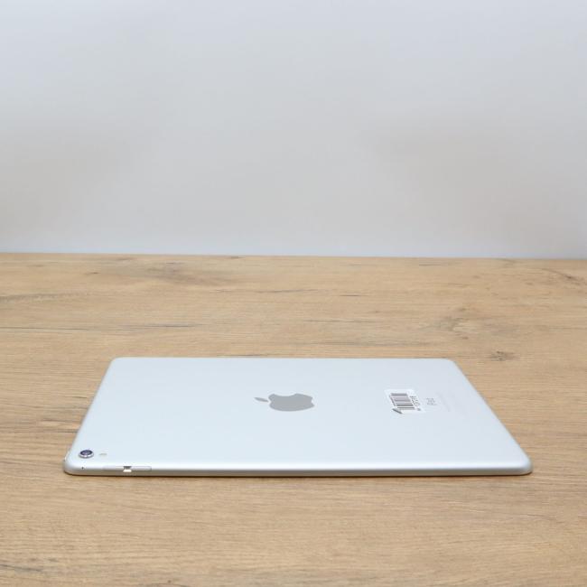 Używany Apple iPad Pro 9,7 cali A1673 A9X Silver 32GB Klasa B idealny do pracy zdalnej, do pracy biurowej i do domu