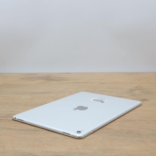 Poleasingowy Apple iPad Pro 9,7 cali A1673 A9X Silver 32GB Klasa B idealny do pracy zdalnej, do pracy biurowej i do domu