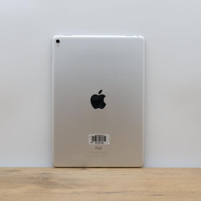 Używany Apple iPad Pro 9,7 cali A1673 A9X Silver 32GB Klasa B idealny do pracy zdalnej, do przeglądania internetu i do nauki