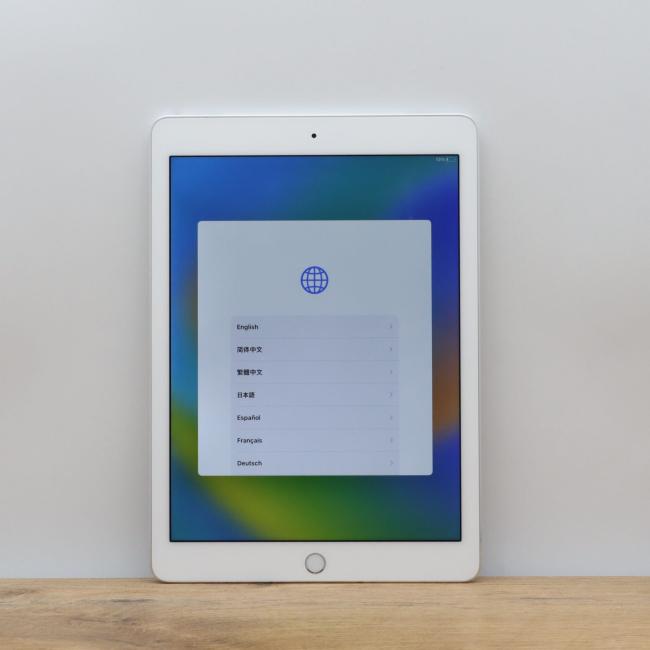 Poleasingowy Apple iPad Pro 9,7 cali A1673 A9X Silver 32GB Klasa B idealny do pracy zdalnej, do pracy biurowej i do domu